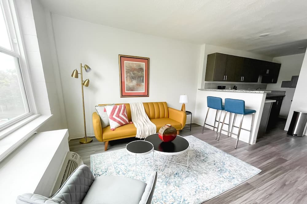 Mount Auburn Apartment | Sleepover: Vivid 1BD/1BA + Gym -Cincinnati