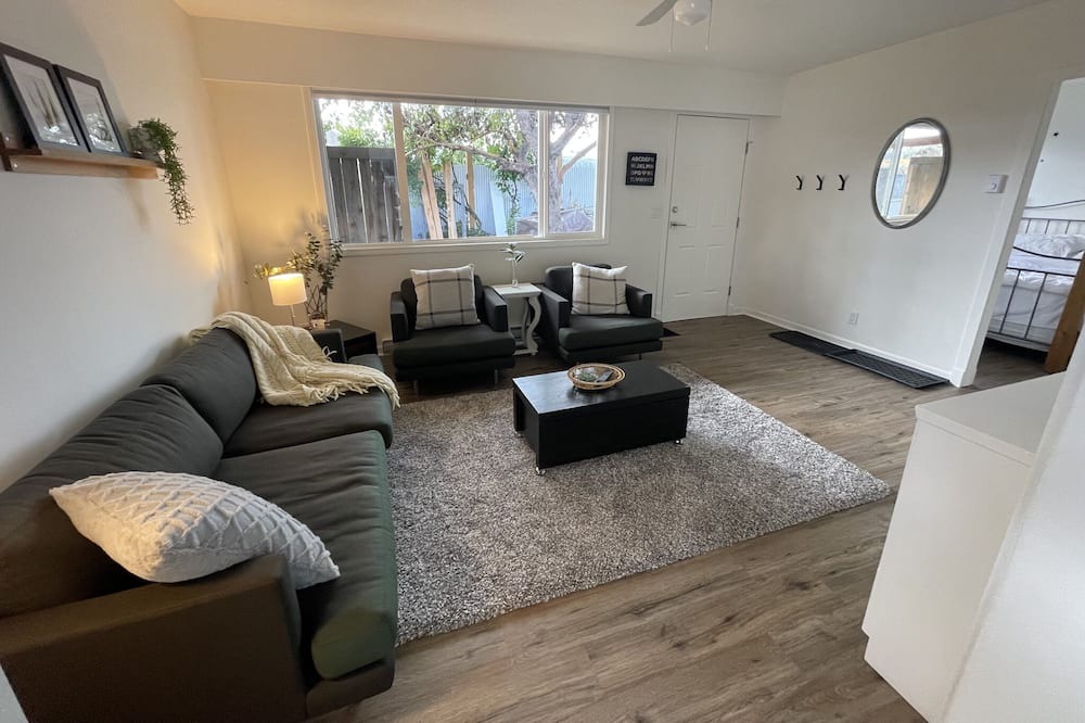 Regional District of Nanaimo Apartment | Cozy 1 Bedroom Suite - 5 minutes from the beach!