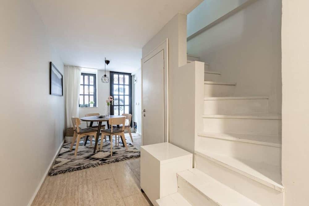 Arnavutkoy House | This house is a 3 bedroom(s), 1.5 bathrooms, located in Beşiktaş, İstanbul.
