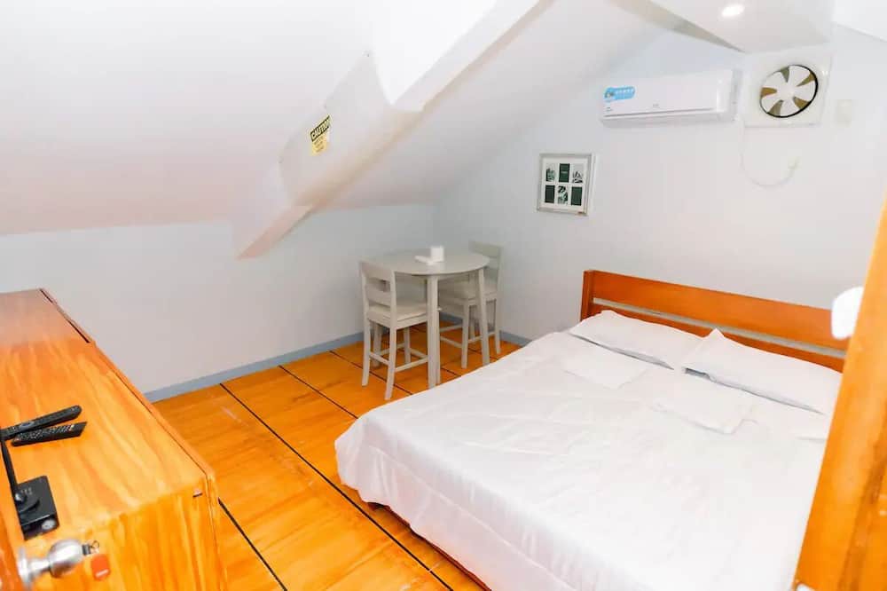 Caloocan Apartment | Charming 3 bedroom boutique, bathtub, 180sq.meters