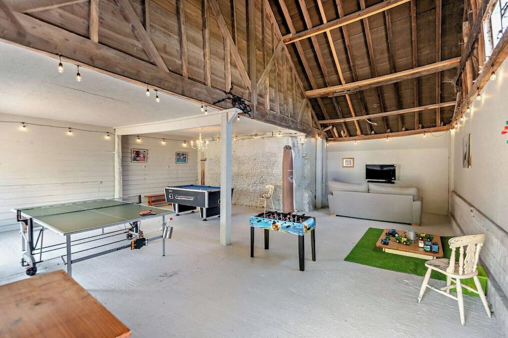 Toppesfield RV Rental | Luxury Bell Tent: Countryside Escape with Private Kitchen & Bathroom.