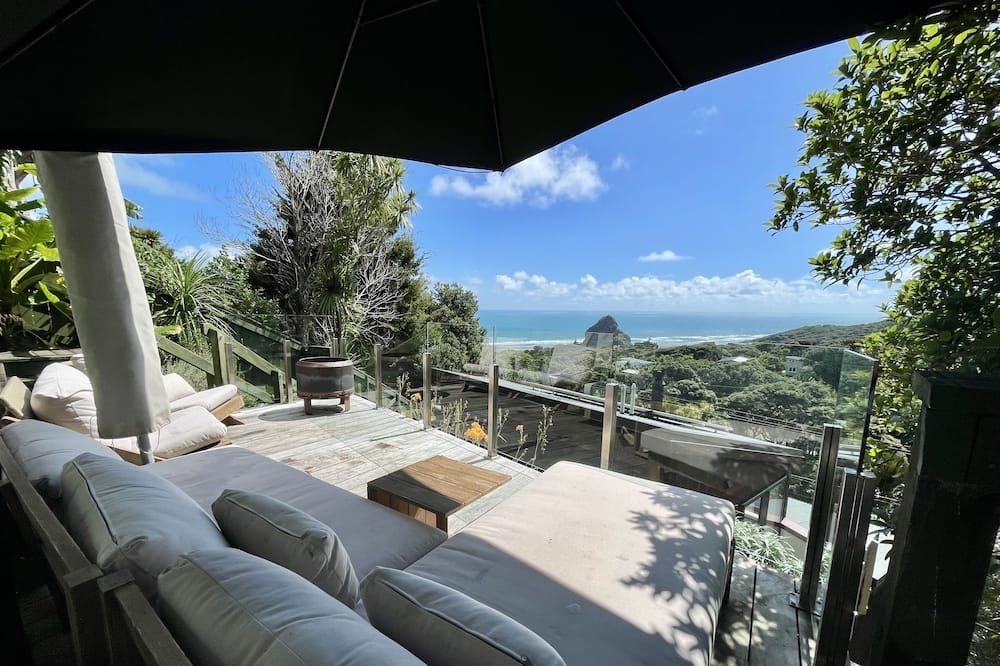Piha House | Panoramic Views. Modern Batch. Walk to the beach.