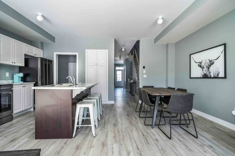 The Blue Mountains House | Newly built Village 3 Bedroom /Shuttle Bus