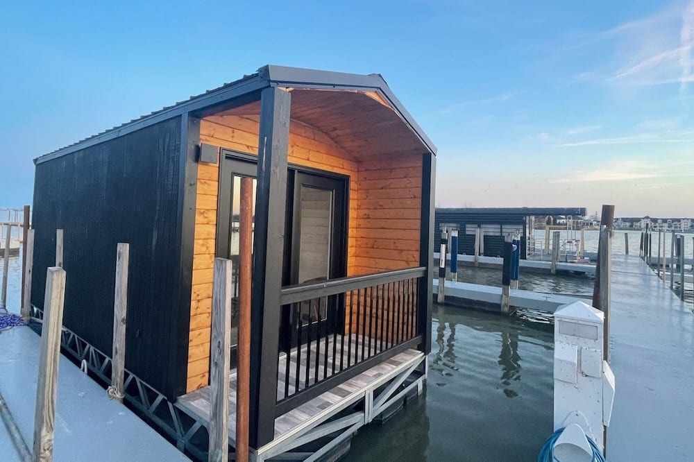 Sandusky Boat Rental | Lux Houseboat #2 at SoLSTAY