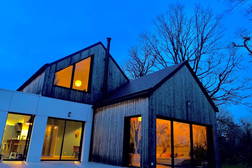 Plescop House | Maison Moderne en Bois au Cœur de la Nature