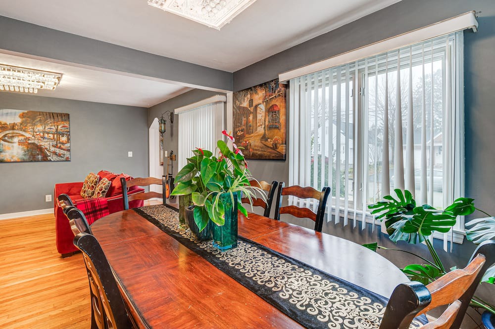Bergenfield House | Charming Bergenfield Retreat: 16 Mi to Manhattan!