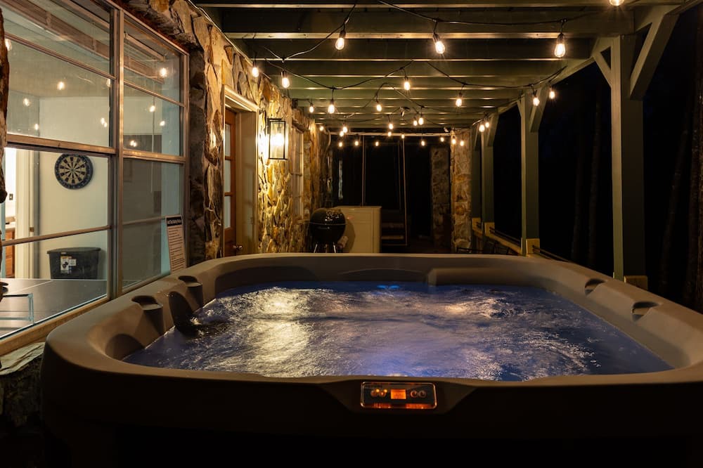 Cherry Log Cabin | Mountain Retreat/ River views/5 bdrm/Hot Tub/Games