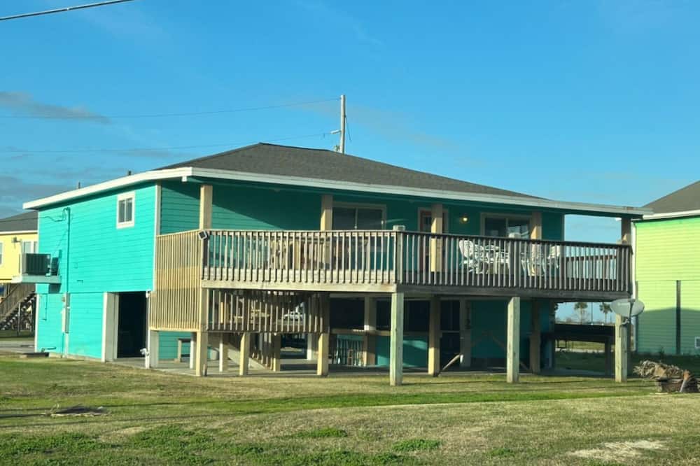 Crystal Beach Cabin | Fabulous open concept cabin sleeps 12 on Bolivar Peninsula