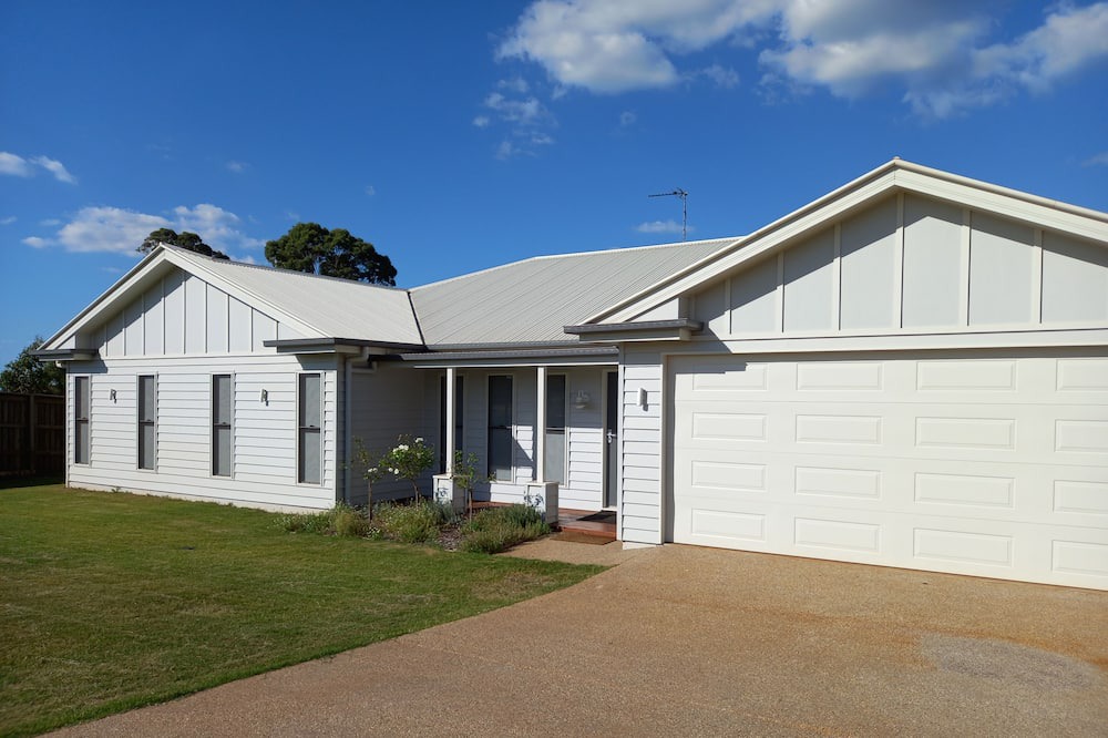 Highfields House | Airconditioned large family home. Sleeps 8 and pet friendly.