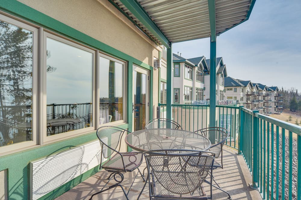 Two Harbors Condo | Waterfront Two Harbors Condo w/ Indoor Pool Access