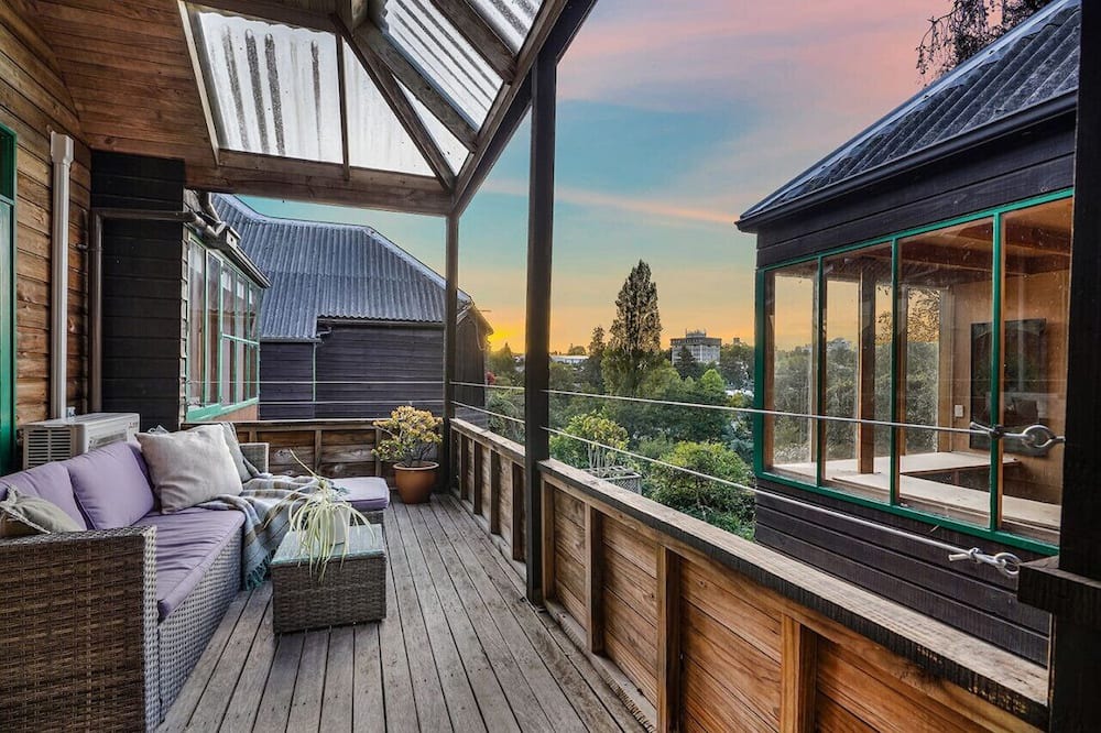 Hamilton East House | Tree Top Retreat in Central City - By KOSH BNB