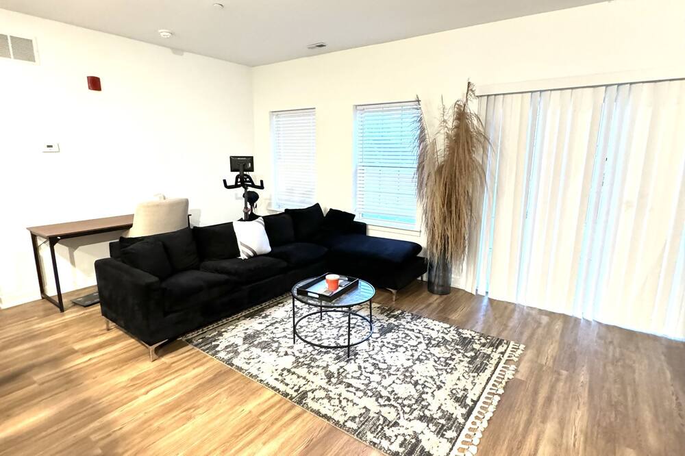 Newark Apartment | Delightful 2-bedroom apartment in Newark with fitness room, WiFi