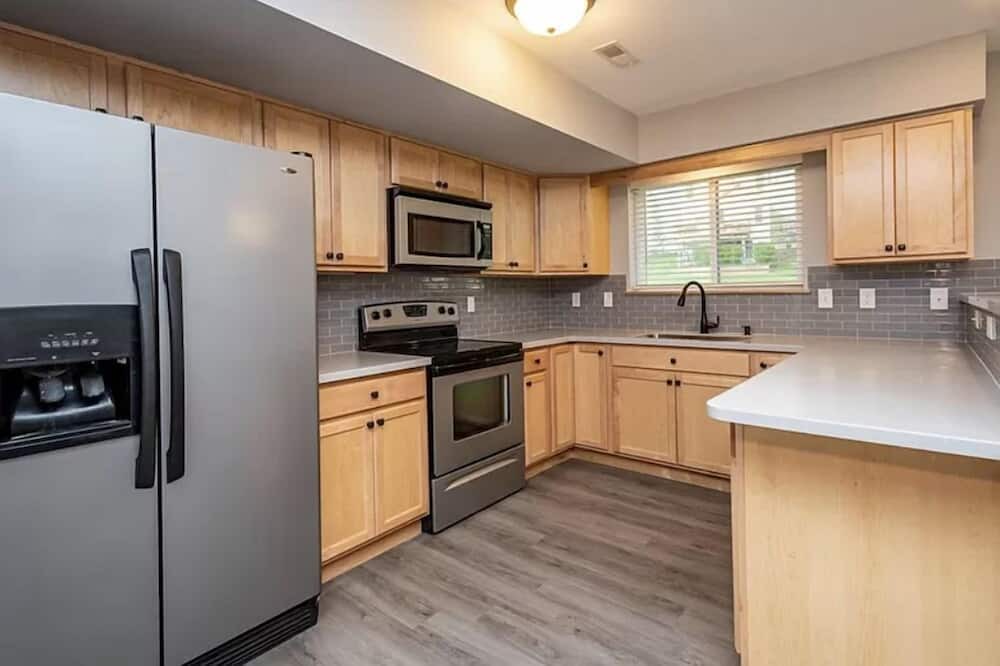 Lincoln House | Cozy in Coralville