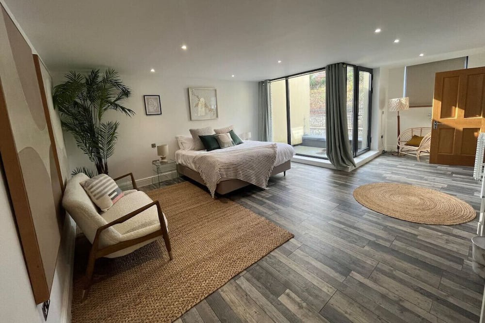 Penarth House | Beachfront Balcony Oasis Room