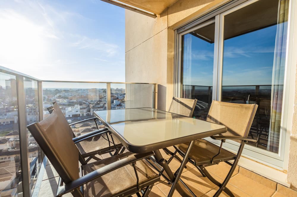 San Fernando Apartment | San Fernando pool and views Lightboooking