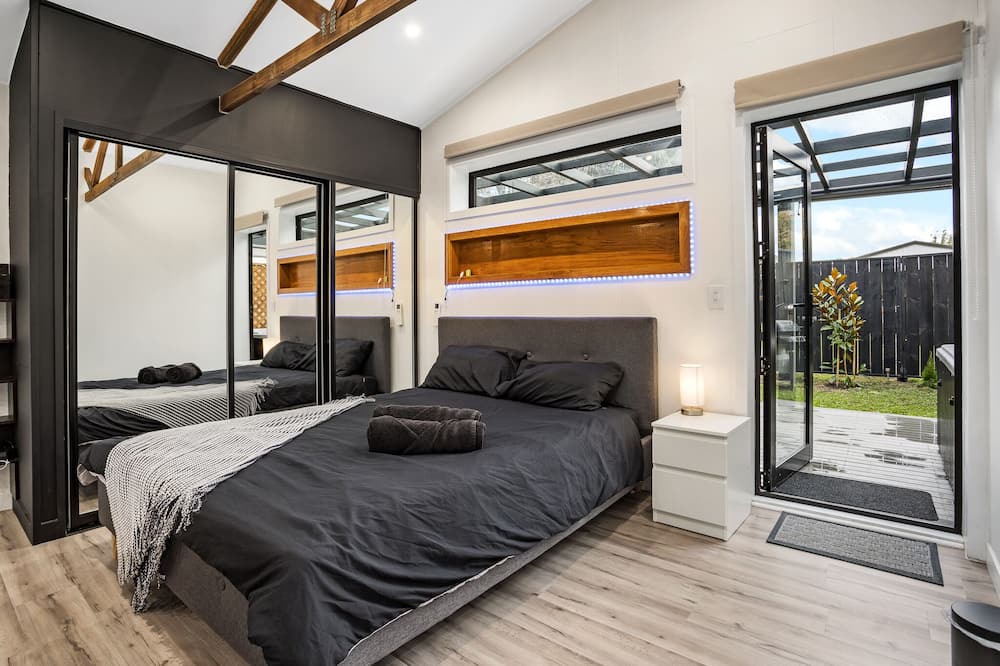 Hornby House | Studio Unit with Spa Bath!