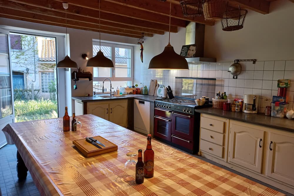 Moussac House | Holiday Home 'Gîte La Génevrie' with Private Garden