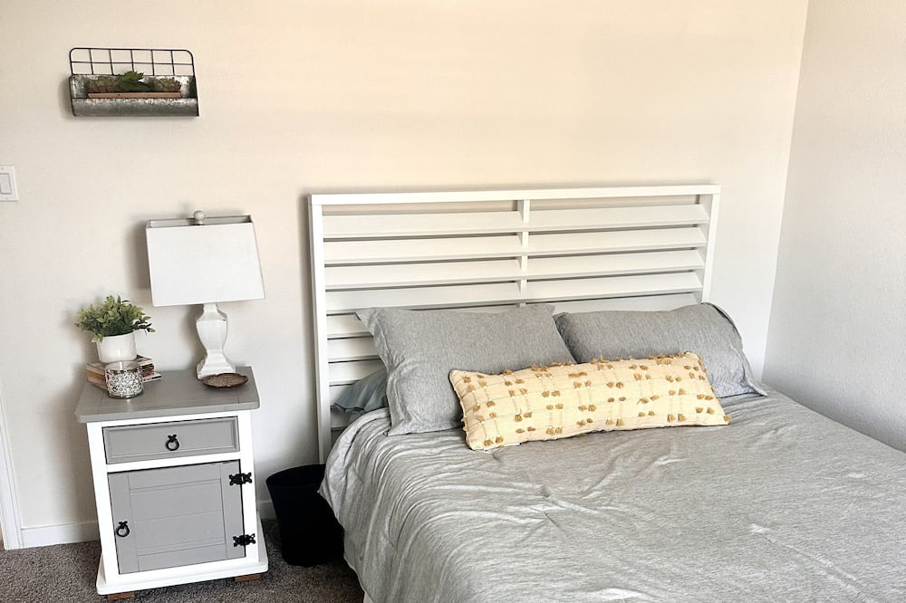 Georgetown House | Lovely, clean, quiet in Round Rock with WiFi, private entry, peaceful backyard