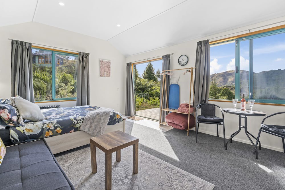 Paraparaumu House | Hilltop View - Nikau Valley Paraparaumu Cottage