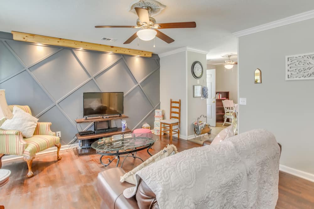 Marion House | Cozy Marion Home: Fenced Yard, Near Downtown!