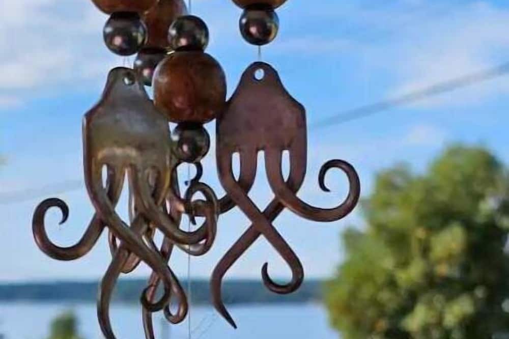Chemainus Cottage | Salty Mermaid Cottage - ocean/mountain/sunset views