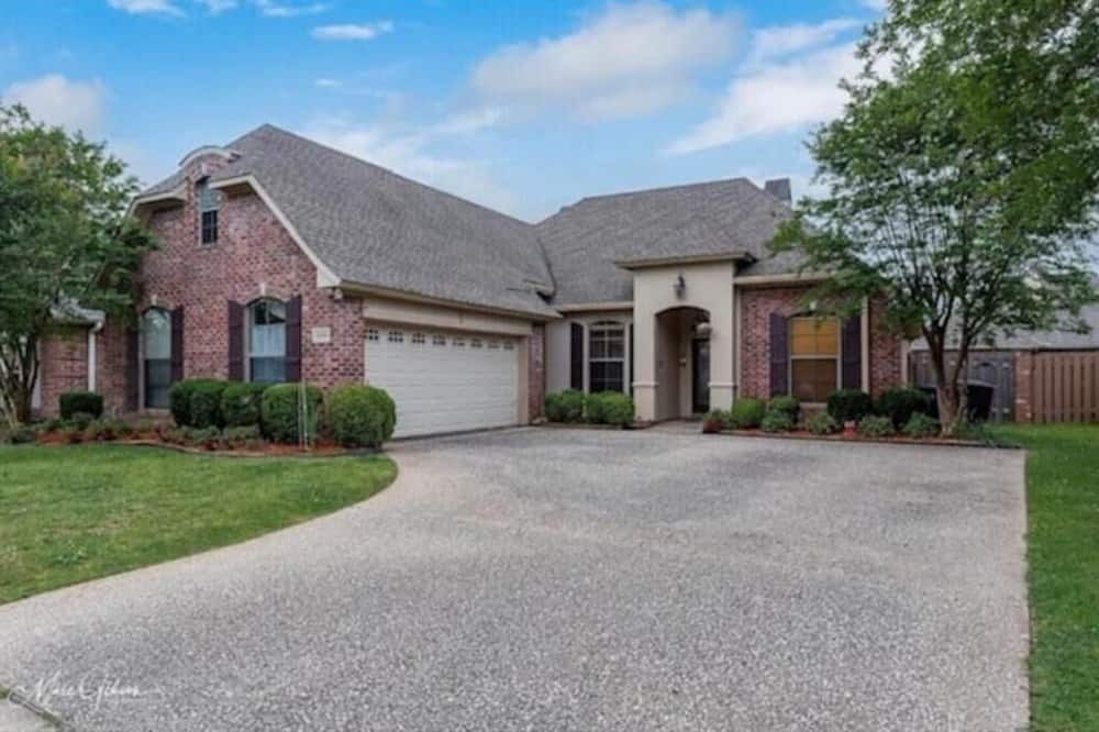 Shreveport House | Charming 4/3 in Twelve Oaks
