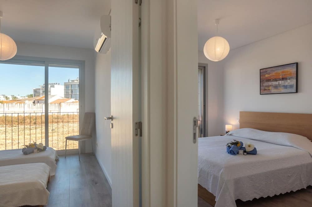 Palhais Apartment | Beautiful apartment for 4 people with WIFI, A/C, TV and balcony
