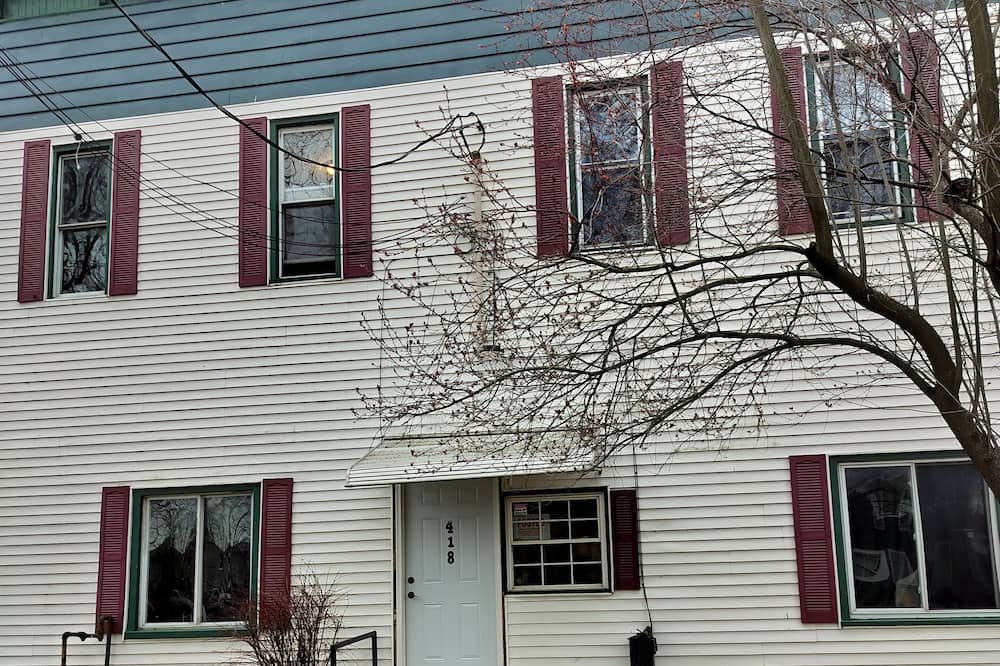 Conneaut Apartment | Quite residential building with roof access for the eclipse. close to lake Erie