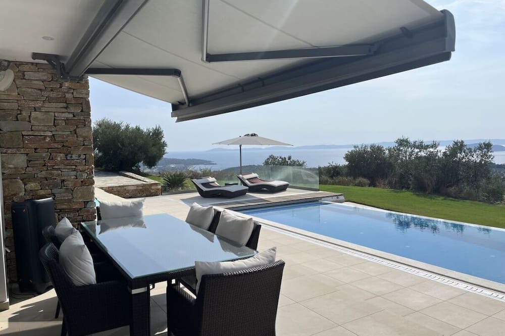 Paradhisos Villa | Villa OKOA Comfortable holiday residence
