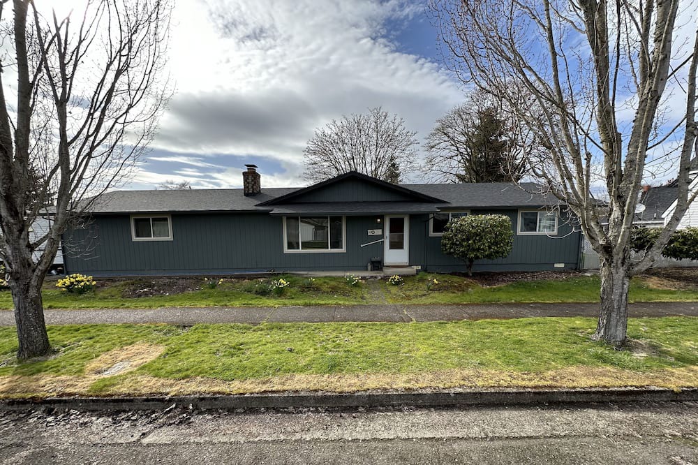 Lebanon House | Cute, clean room,shared space and a huge yard,1mi to hospital and m.college