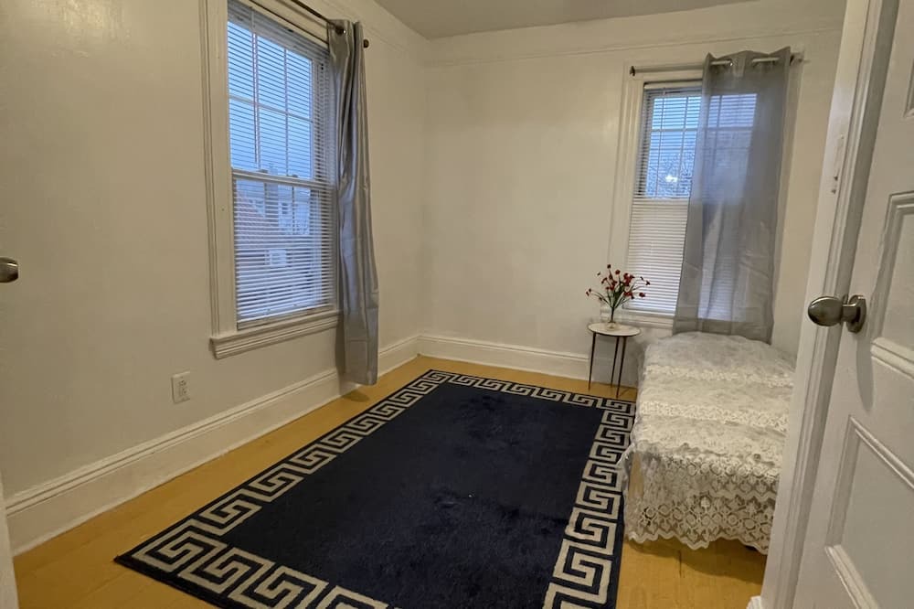 Auburndale House | 1 private bedroom in Queens Flushing NY