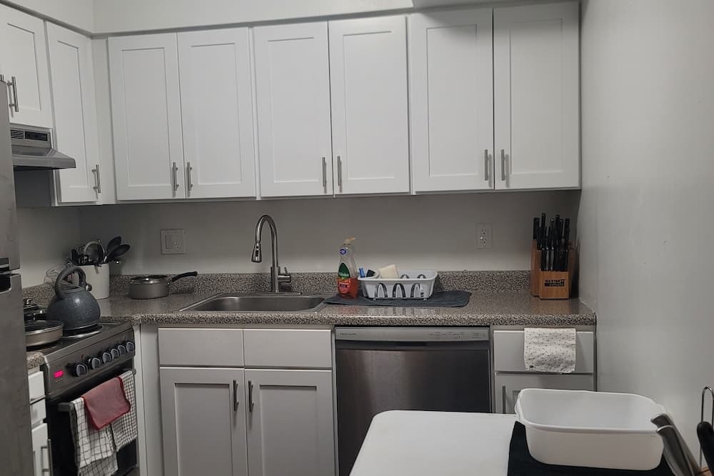 Wynnefield Apartment | 5 mins to St. Joe's and 10 mins to Linkednor hospital, 5 mins from food areas.