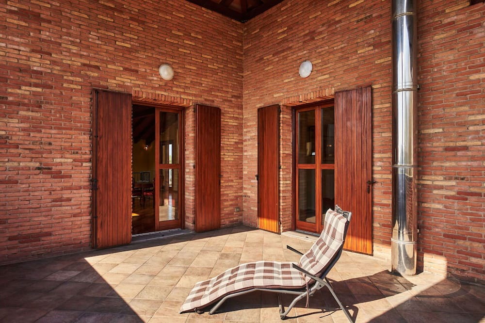 Corsico Villa | Wonderful private villa for 8 people with hot tub, WIFI, A/C, TV, patio, pets allowed and parking