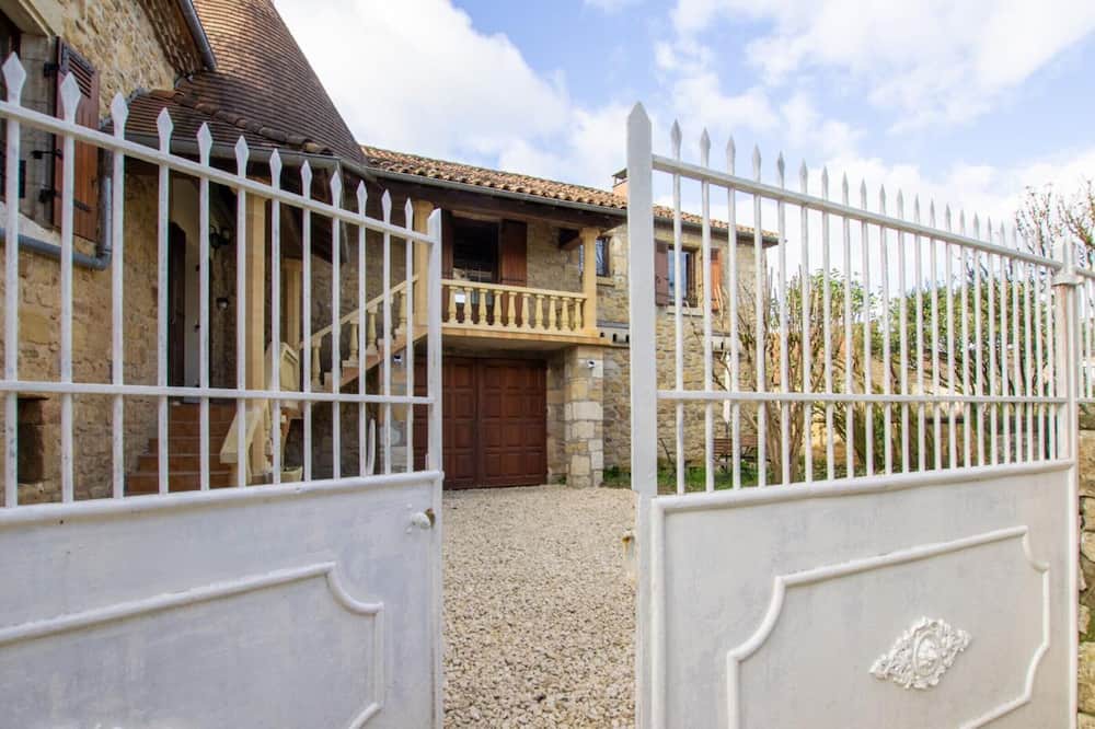 Eyzerac Cottage | Gite Eyzerac, 2 bedrooms, 4 persons