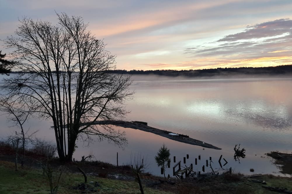 Silverdale Apartment | Quaint Apartment Offering Panoramic Water Views