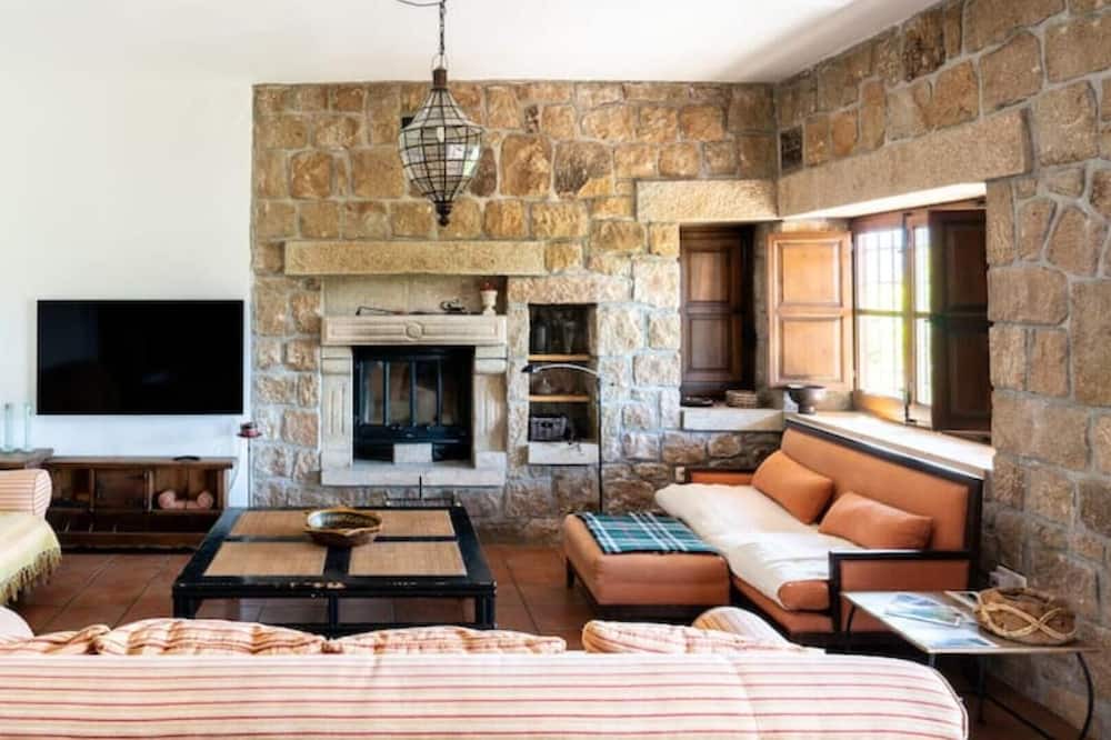 Robledo de Chavela House | Villa with mountain views and pool