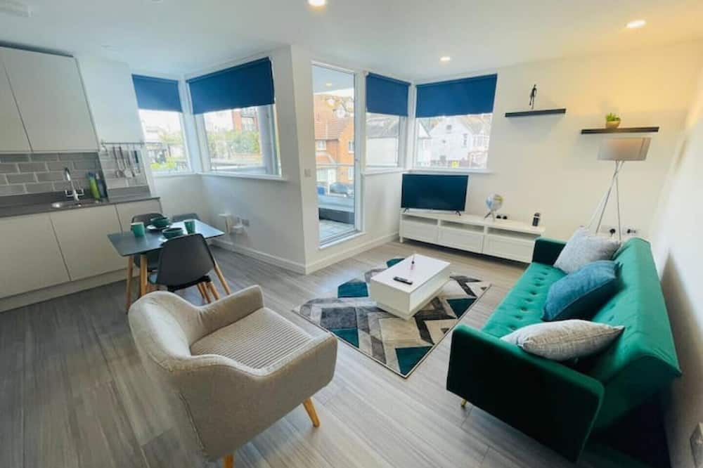 Isle of Grain Apartment | Leigh Broadway Apartment With Parking & Balcony