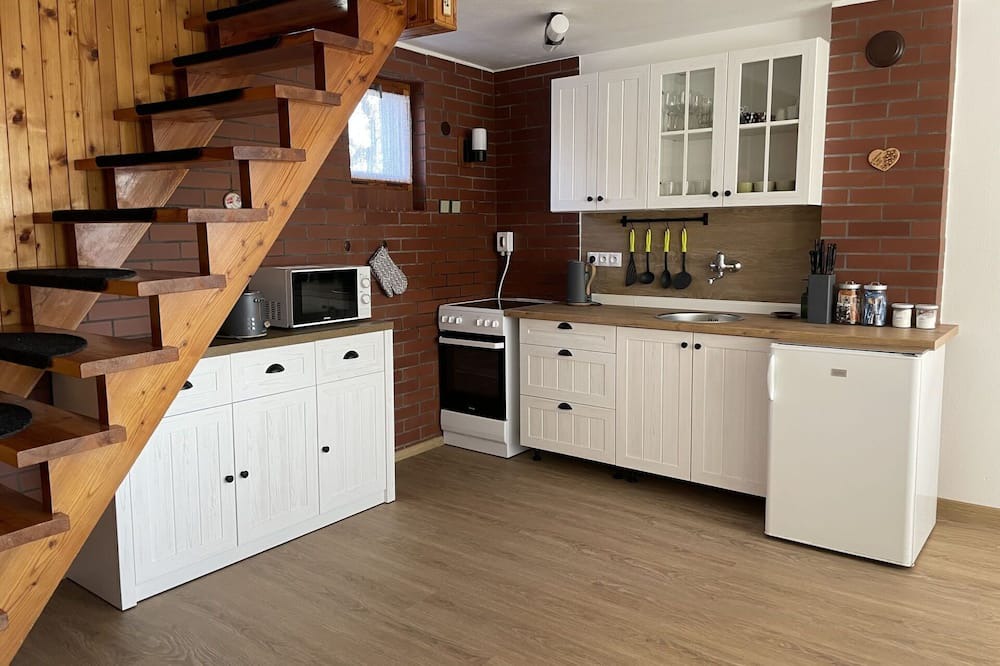Branzez House | Stunning private villa for 6 guests with WIFI, balcony, pets allowed and parking