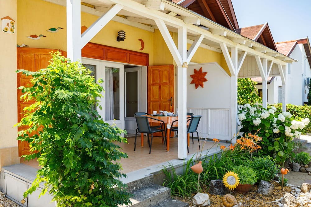 Balatonszarszo House | Stunning villa for 5 people with TV, patio and parking