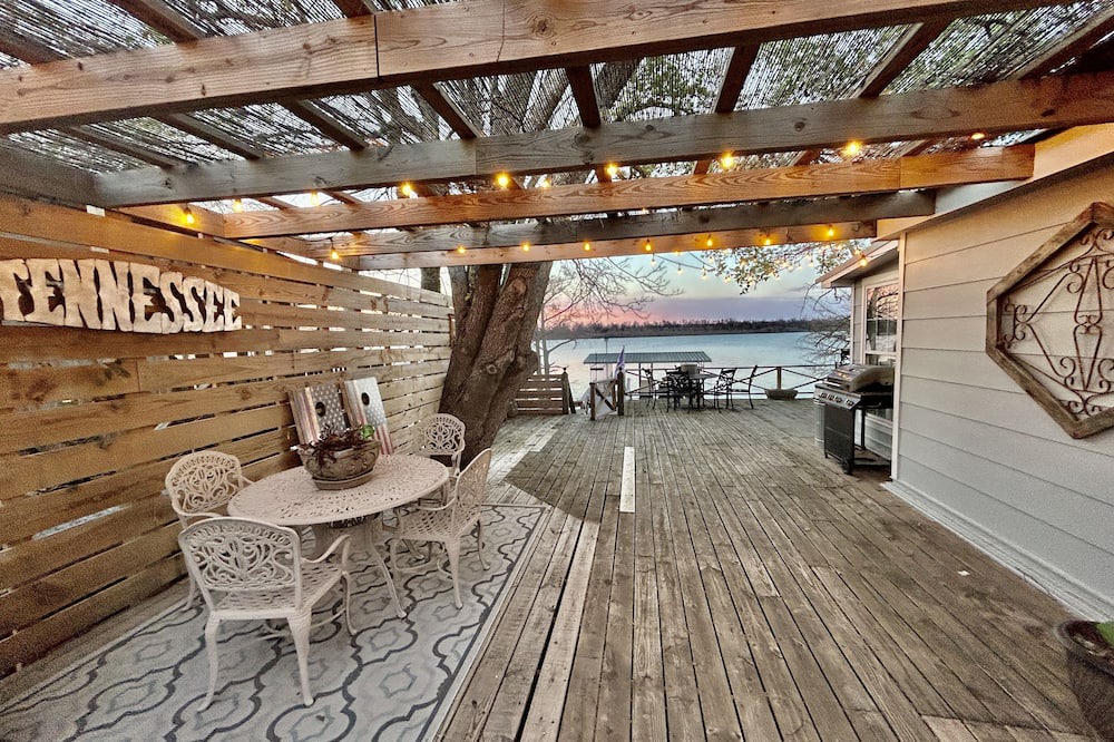 Dundee House | The Bella Luna on Moon Lake near Clarksdale, MS