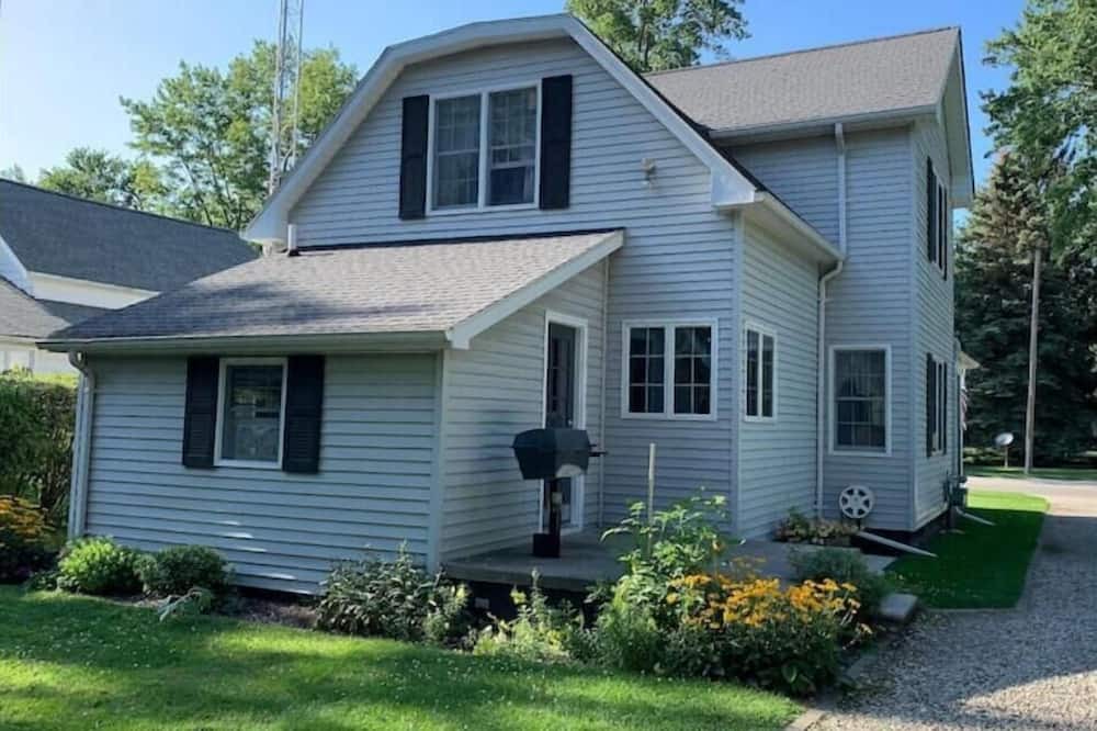 Croswell House | 4BR/2BA Farmhouse Sleeps 8, Pet Friendly!