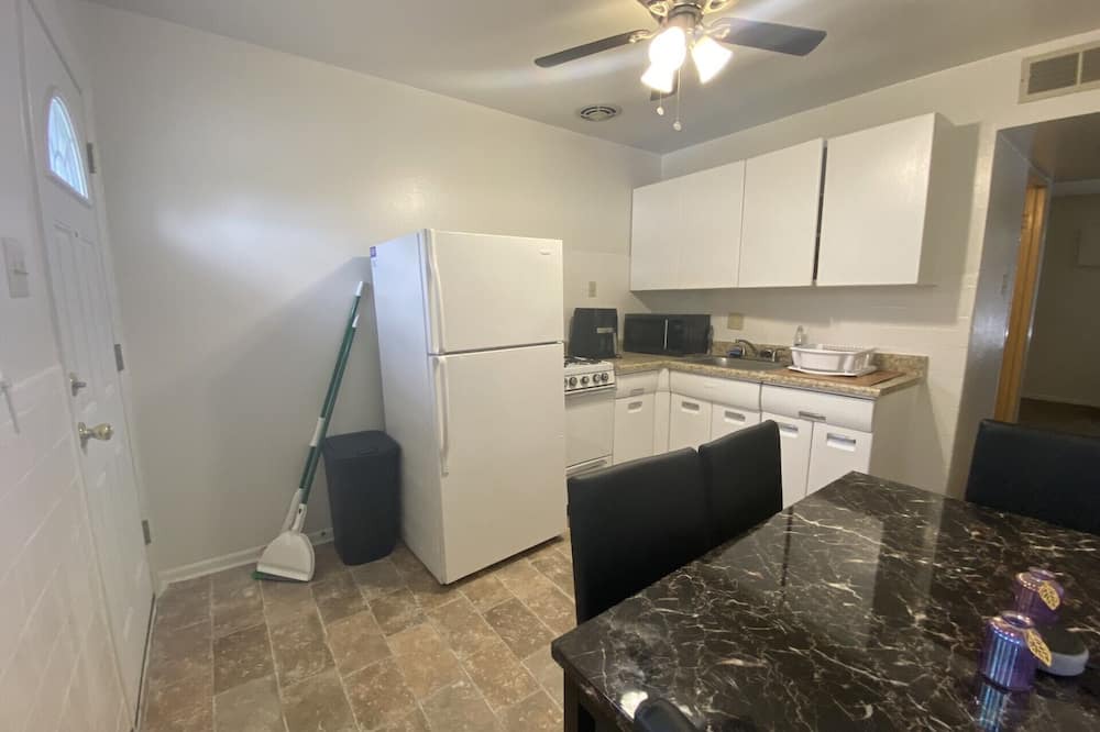 Florissant Apartment | Quiet cozy apartment right off the highway! Next to 3 shopping plaza’s!