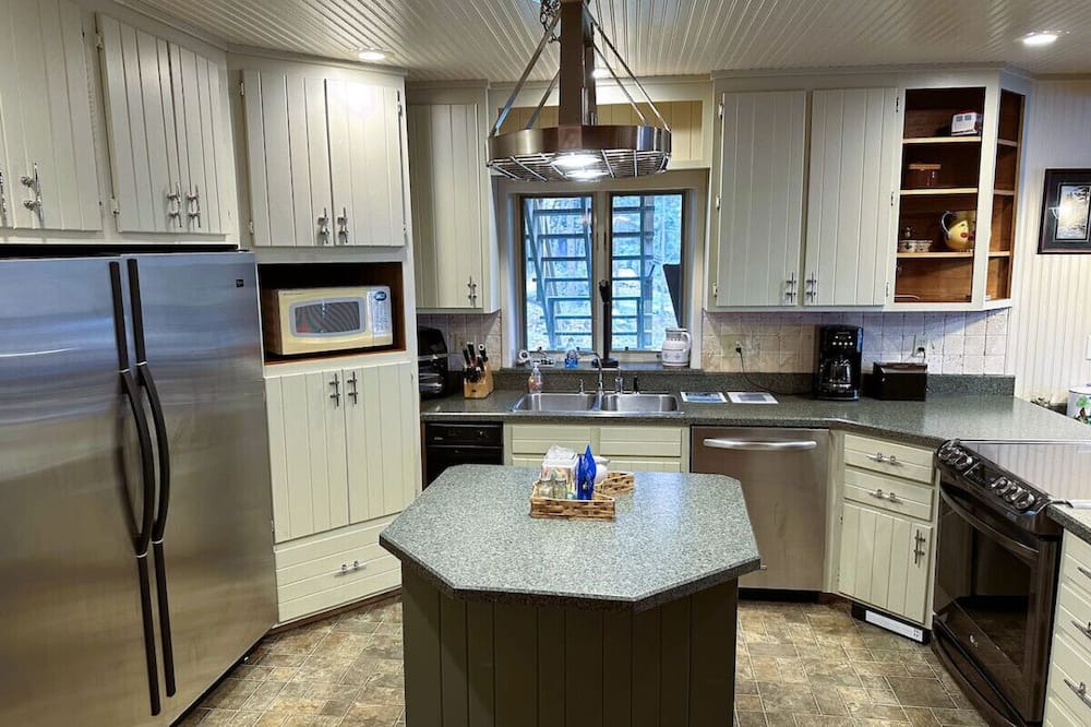 Cook House | Beautiful Lakeside Property Perfect for Any Season