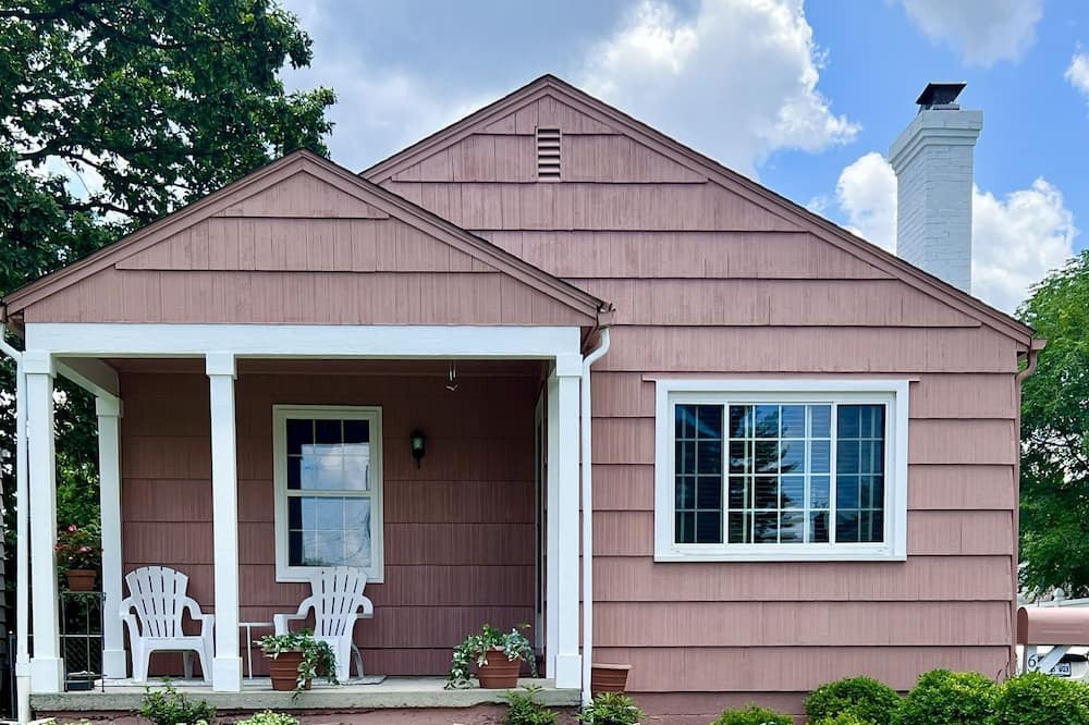 Sharon Heights House | The Pink House -2 bedroom, Downtown Columbus, OSU, short-north, nationwide arena