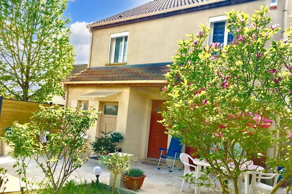 Pontault-Combault Apartment | Homerez - Studio for 2 ppl. with garden and terrace at Pontault-Combault