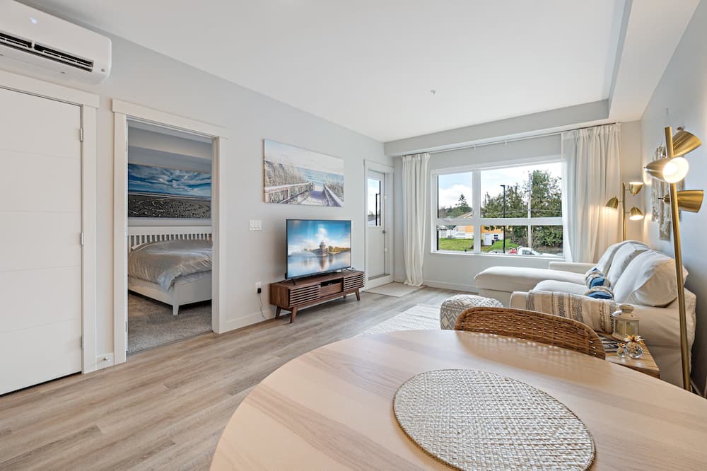 Regional District of Nanaimo Condo | Modern 1 bedroom condo with parking, centrally located