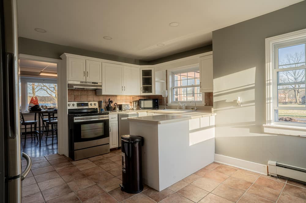 Niagara Falls Cottage | Waterfront Home surrounded by Nature & History; 7 mins away from waterfalls!