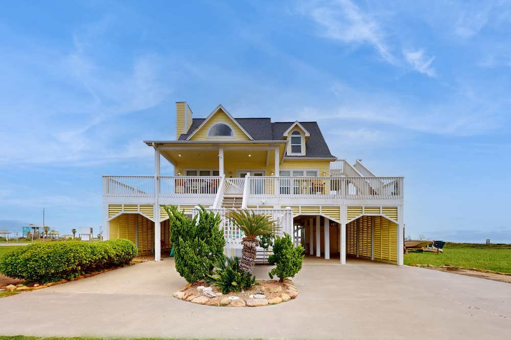 Gilchrist House | Iconic Gulf-front house with balcony, large deck & amazing views - dog-friendly
