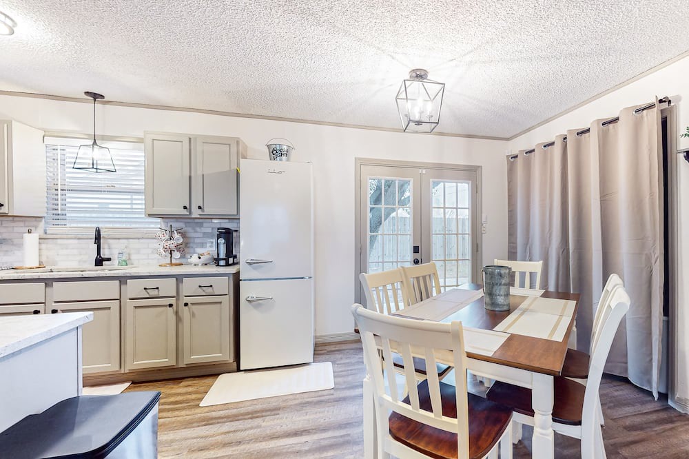 Knox City House | Recently renovated dog-friendly home with enclosed backyard, streaming, patio