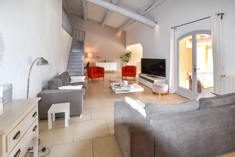La Tour-d'Aigues House | 4 bedroom accommodation in La Tour-d'Aigues